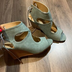NEW Light blue, suede heels 7.5